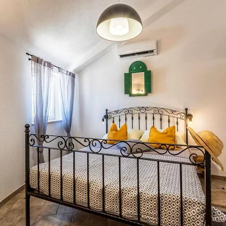 Casa vacanze Seaside Family Friendly House With A Swimming Pool Mirca, Brac - 23797